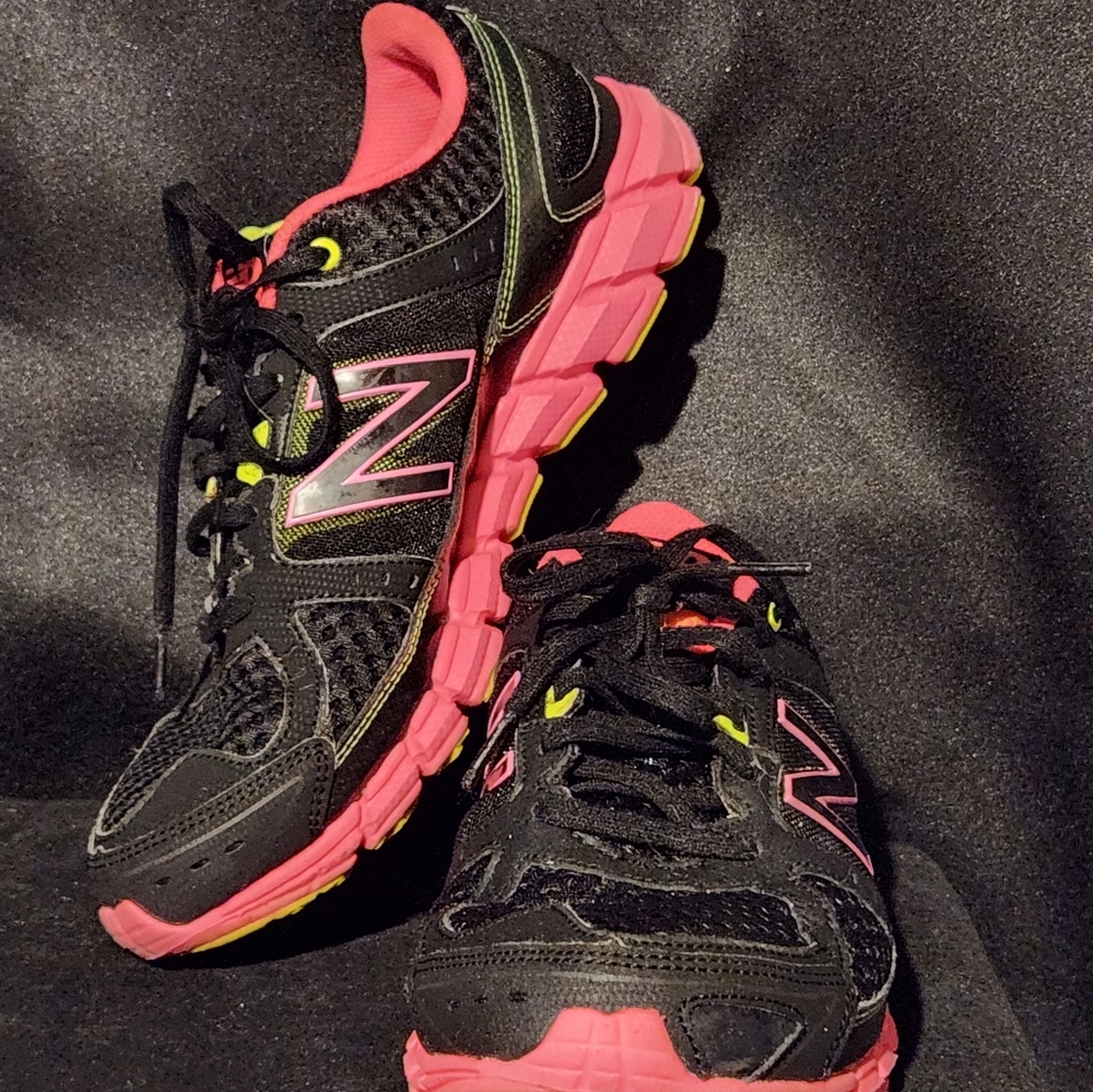 New Balance Women's Size 8.5 D Width Black & Pink Good Condition